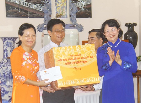 Phó Chủ tịch nước Đặng Thị Ngọc Thịnh tặng quà cho Khu tưởng niệm cố Chủ tịch HĐBT Phạm Hùng.