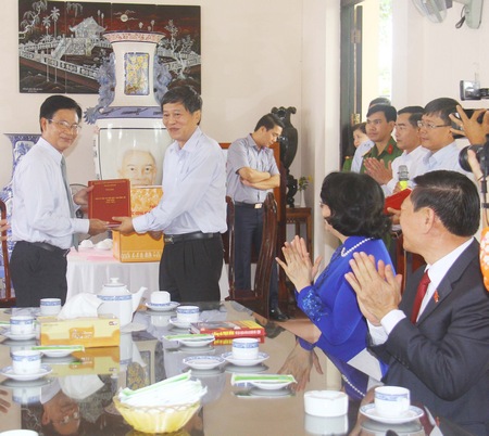 Ông Lê Thanh Tuấn- Giám đốc Sở Văn hóa, Thể thao và Du lịch (phải) nhận quyển sổ tư liệu do gia đình đồng chí Phạm Hùng trao tặng cho khu tưởng niệm.