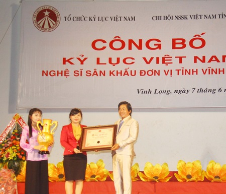 Tổ chức Kỷ lục Việt Nam trao giấy công nhận kỷ lục phóng dao cho nghệ sĩ Trọng Kha.