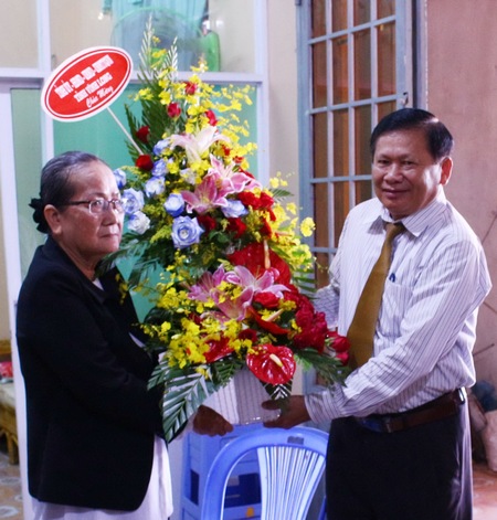 Ông Lê Quang Đạo- Chủ tịch UBMTTQ Việt Nam tỉnh Vĩnh Long tặng hoa chúc mừng cho Ban Đại diện Phật giáo Hòa hảo tỉnh