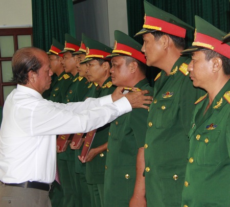 Phó Bí thư Thường trực Tỉnh ủy- Trương Văn Sáu trao quân hàm cho các sĩ quan và quân nhân chuyên nghiệp.