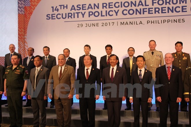 Thượng tướng Phạm Ngọc Minh, Phó Tổng tham mưu trưởng QĐND Việt Nam cùng các đại biểu tại Hội nghị ASPC14 (hàng đầu, giữa). (Ảnh: Việt Dũng/Vietnam+)
