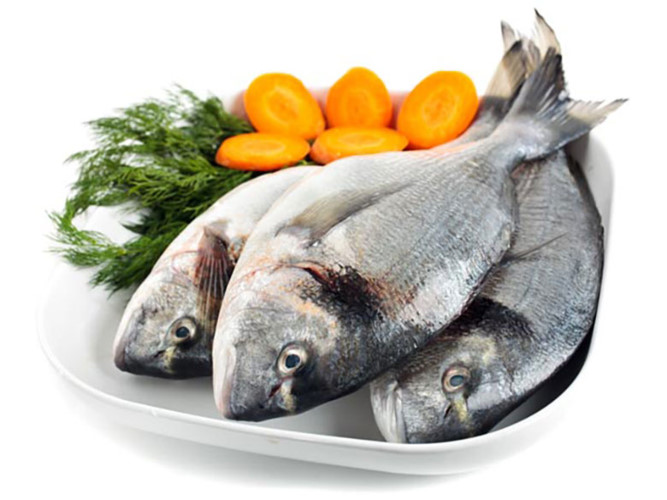 Hải sản: Tin vui cho những người yêu thích hải sản. Các loại thực phẩm như cá cơm, cá hồi, cá mòi, tôm và cua không chỉ là các nhà cung cấp protein lớn, mà chúng còn cung cấp một lượng canxi tuyệt vời, khoảng 100 đến 300 mg trên 100g.