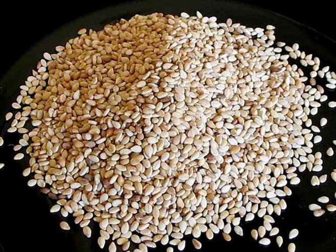 Hạt mè rất giàu canxi, vitamin và các khoáng chất khác. 100 gm hạt mè nguyên chất có gần 1000 mg canxi. Bơ Tahini (bơ hạt mè vừng) có 426 mg canxi/100gm.