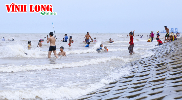 Biển Ba Động thu hút rất đông khách vào dịp hè.