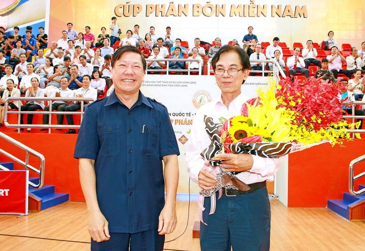 Ông Trần Văn Rón- Ủy viên BCH Trung ương Đảng, Bí thư Tỉnh ủy Vĩnh Long đến dự vào trao hoa cho nhà tài trợ chính của giải- Công ty CP Phân bón miền Nam.