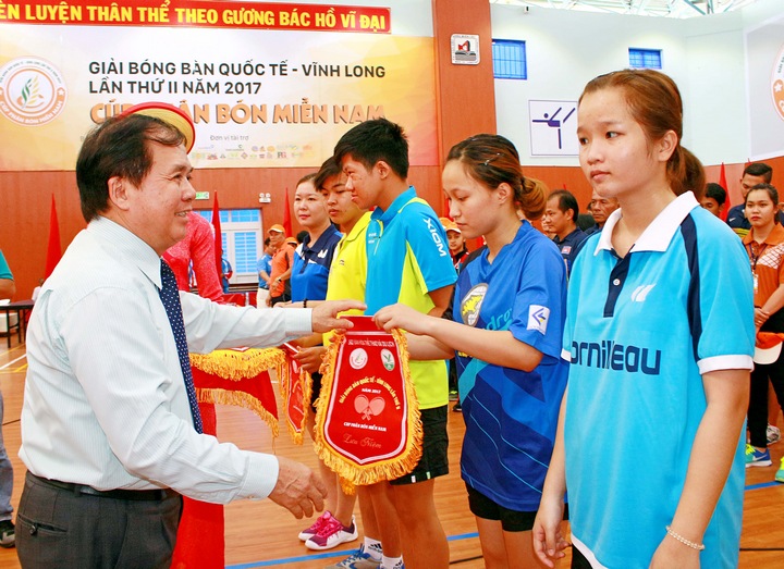 Ông Mai Duy Diễn- Phó Chủ tịch Hiệp Hội Bóng bàn Đông Nam Á trao cờ lưu niệm cho các đoàn VĐV.