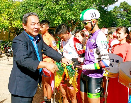 Ông Nguyễn Quang Vinh- Phó Chủ tịch Liên đoàn Xe đạp- Mô tô Thể thao Việt Nam bắt tay, trao cờ lưu niệm cho đội Premium Cycling Vĩnh Long tại Tour Xe đạp về nông thôn 2017.
