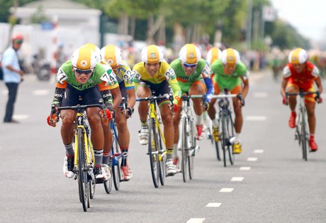 Các tay đua đội Premium Cycling Vĩnh Long (áo xanh lá) tại Giải xe đạp ĐBSCL lần thứ 25 năm 2016.
