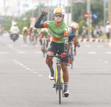 Tay đua Nguyễn Minh Luận (Premium Cycling Vĩnh Long) chiến thắng tại chặng 9 tại Giải Xe đạp ĐBSCL lần thứ 25 năm 2016.