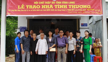 Hội Chữ thập đỏ tỉnh, mạnh thường quân và chính quyền địa phương bàn giao căn nhà cho hộ gia đình bà Lê Thị Xiếu.