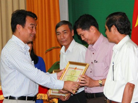 Phó Chủ tịch UBND tỉnh- Lữ Quang Ngời tặng bằng khen cho các đơn vị thực hiện tốt công tác cải cách hành chính. 