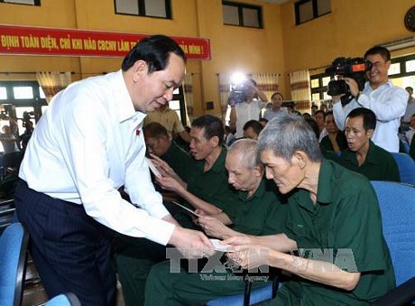 Chủ tịch nước Trần Đại Quang thăm hỏi, động viên và tặng quà cho các thương, bệnh binh tại Trung tâm Điều dưỡng Thương binh Kim Bảng, huyện Kim Bảng. Ảnh: Nhan Sáng/TTXVN