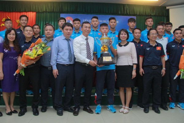 Chiếc cúp vô địch giải U15 ĐNÁ 2017 của U15 Việt Nam - Ảnh Bùi Lượng
