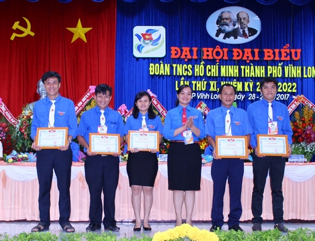 Bí thư Tỉnh Đoàn- Nguyễn Huỳnh Thu trao giấy khen cho các tập thể xuất sắc trong nhiệm kỳ qua