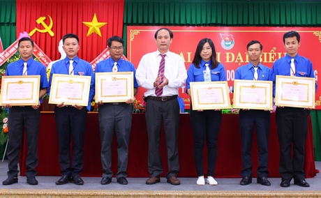 Bí thư Đảng ủy Khối Doanh nghiệp tỉnh trao giấy khen cho các tập thể xuất sắc nhiệm kỳ qua