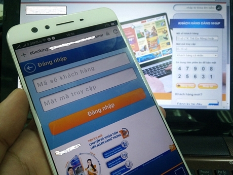 Người dùng Việt cần hết sức cẩn trọng khi sử dụng dịch vụ ngân hàng trực tuyến.Ảnh: ĐỨC THIỆN