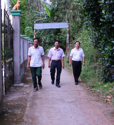 Chú Lê Văn Hữu (bên trái) sẵn sàng hiến đất và kiến trúc vì phục vụ lợi ích chung