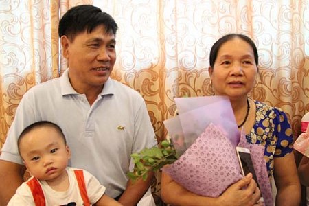Vợ chồng cô Nguyệt và cậu con trai 18 tháng tuổi vô cùng đáng yêu.