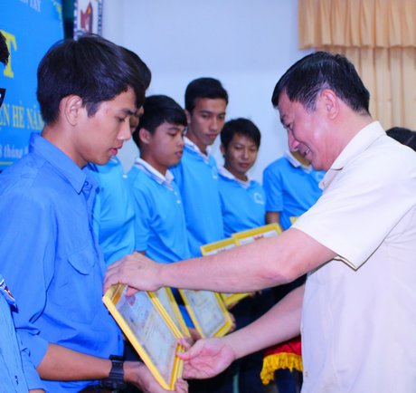  TS Lê Ngọc Cẩn- Hiệu trưởng trường trao giấy khen cho các sinh viên