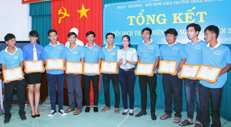  Phó Bí thư Tỉnh Đoàn- Phan Hồng Hạnh trao giấy khen cho các sinh viên