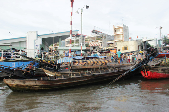 Tại khu vực bến phà Ô Môi gần chợ Long Xuyên có nhiều thuyền máy sẵn sàng đưa du khách đi chợ nổi. Có thuyền nhỏ, có thuyền lớn cho đoàn đông người.