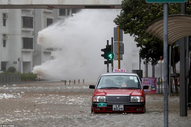 Đường phố ngập úng, giao thông đình trệ vì ảnh hưởng của siêu bão Hato. Ảnh: Reuters
