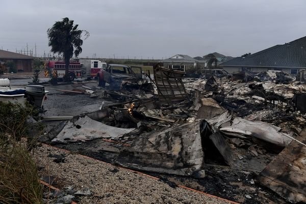 Một hiện trường nơi nhà và xe hơi cháy sau cơn bão ở Corpus Christi, Texas ngày 26/8 - Ảnh: AFP
