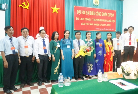 Chủ tịch Công đoàn Viên chức tỉnh- Nguyễn Thị Mỹ Dung (thứ 5 từ trái sang) chúc mừng BCH Công đoàn Sở Lao động- Thương binh và Xã hội tỉnh nhiệm kỳ mới.