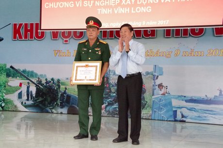 Bí thư Tỉnh ủy- Trần Văn Rón trao Huy hiệu 30 năm tuổi Đảng cho đồng chí Trần Ngọc Thắng- nguyên Trưởng Ban Hậu cần- Kỹ thuật (Trường Quân sự).