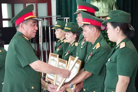 Đại tá Nguyễn Quốc Dũng- Ủy viên Thường vụ Tỉnh ủy, Chỉ huy trưởng Bộ Chỉ huy Quân sự tỉnh trao Huy chương Chiến sĩ vẻ vang cho các quân nhân.