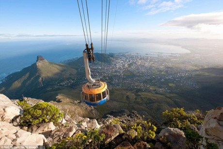 Cape Town của Nam Phi thu hút du khách với những ngọn núi hùng vĩ và khu vườn nho nổi tiếng thế giới.