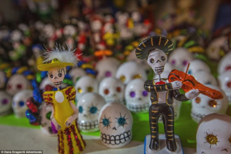 Mùa Thu ở Mexico là thời điểm diễn ra một lễ hội độc đáo có tên Día de Los Muertos - lễ hội dành cho người chết. Lễ hội bắt nguồn từ văn hóa của người Aztec, nhằm tưởng nhớ về người quá cố và được tổ chức trong suốt 3 ngày.