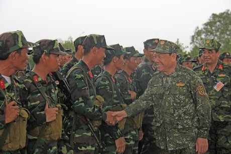 Bí thư Tỉnh ủy- Trần Văn Rón động viên các đơn vị tham gia diễn tập.