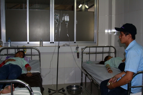 Công nhân Công ty TNHH Sungjin Vĩnh Long Vina đang được điều trị tại Trung tâm Y tế TP Vĩnh Long.