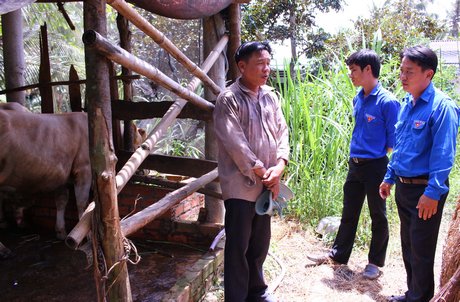 Anh Nguyễn Hoàng Mỹ (phải) hỏi thăm tình hình kinh tế của bà con địa phương.