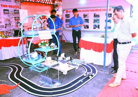 Trường ĐH Sư phạm Kỹ thuật Vĩnh Long nổi bật với mô hình máy tưới hoa màu điểu khiển từ xa
