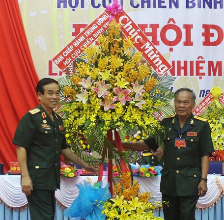 Thiếu tướng Nguyễn Đình Bảng trao tặng lẵng hoa chúc mừng đại hội.