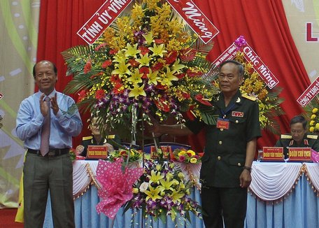 Đồng chí Trương Văn Sáu trao tặng lẵng hoa của Tỉnh ủy chúc mừng đại hội.