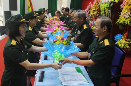 Thế hệ trẻ lực lượng vũ trang tỉnh tặng hoa Đoàn chủ tịch và chúc mừng đại hội.