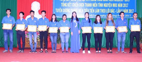 Phó Hiệu trưởng Trường CĐ Kinh tế- Tài chính Vĩnh Long- Nguyễn Thị Thúy Liễu trao giấy khen cho sinh viên hoàn thành xuất sắc nhiệm vụ Chiến dịch Thanh niên tình nguyện hè