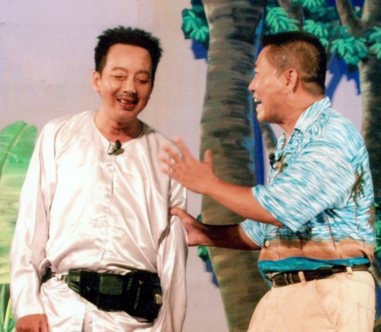 NS hài Khánh Nam và Vũ Thanh trong một tiểu phẩm tại Liên hoan sân khấu hài TP HCM