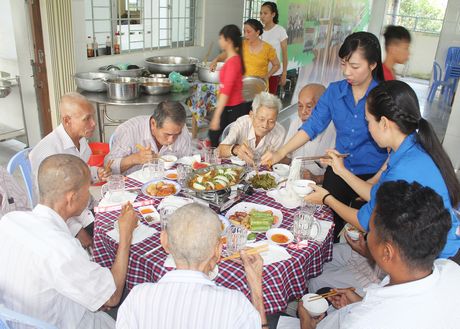 Bữa cơm tất niên ấm thân tình của các cụ ở Trung tâm Công tác xã hội tỉnh.