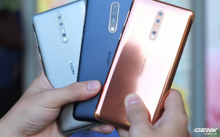 Nokia 8 phiên bản màu đồng (Polished Copper, ngoài cùng bên phải) sẽ không được bán chính hãng tại Việt Nam, còn lại hai phiên bản màu bạc, xanh dương nhám và xanh dương bóng (không có trong hình) sẽ có mặt trên thị trường từ ngày 16/10 với giá 12.99 triệu đồng (Ảnh: GenK)