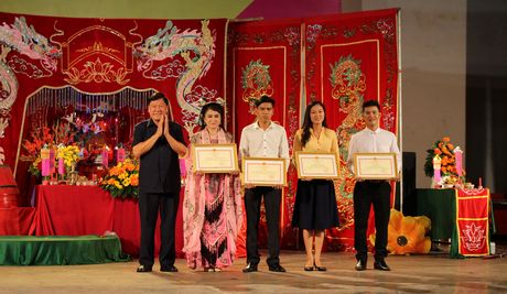 Đồng chí Trần Văn Rón- Ủy viên  BCH Trung ương Đảng, Bí thư Tỉnh ủy Vĩnh Long- trao bằng khen cho những nghệ sĩ đạt giải trong Festival Đờn ca tài tử vừa được tổ chức tại Bình Dương.