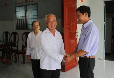 Đến thăm gia đình ông Nguyễn Văn Truyền (giữa), tổ 13 ấp Thanh Thủy là một trong những hộ gia đình công giáo tiêu biểu.