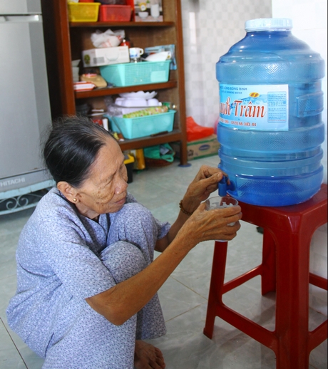 Hộ gia đình bà Nguyễn Thị Hồi cho biết phải mua nước thùng để 6 người trong gia đình vệ sinh cá nhân.