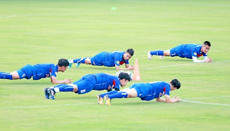 Các cầu thủ ĐT Việt Nam tích cực tập luyện. Ảnh: QUANG THẮNG 