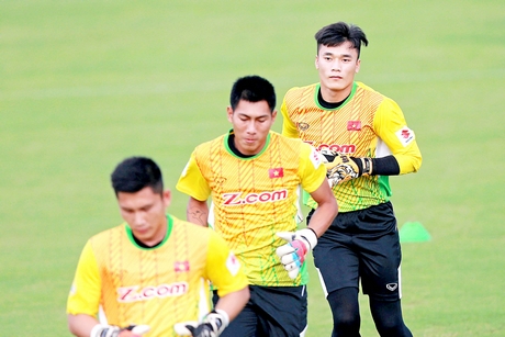 Các thủ môn ĐT Việt Nam tích cực tập luyện.  Ảnh: QUANG THẮNG 