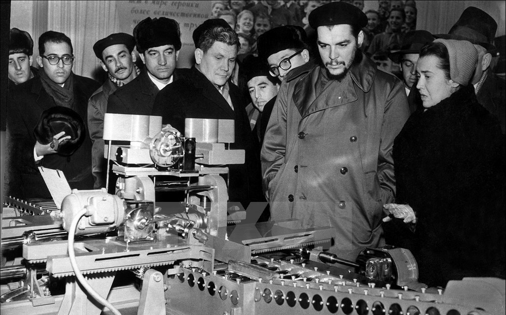 Che Guevara tham quan Triển lãm Kỹ thuật và Khoa học tại Moskva, trong chuyến thăm Liên Xô tháng 11 năm 1960. (Nguồn: Prensa Latina/TTXVN)